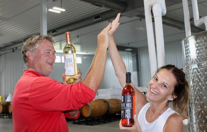 Pembuat anggur Steve Johnson dan Maria Milano, pemilik bersama Parallel 44 Vineyard & Winery di Kewaunee dan Door 44 Vineyard & Winery di Sturgeon Bay, merayakan kemenangan ketiga berturut-turut Parallel 44 sebagai Pabrik Anggur Tahun Ini dalam Kompetisi Anggur Iklim Dingin Internasional 2024.