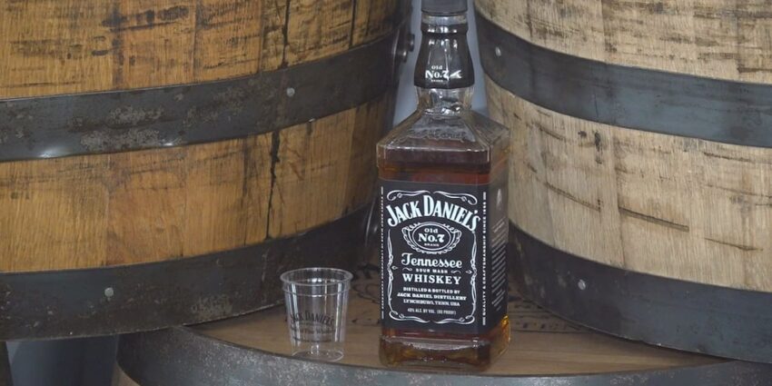 Jack Daniels 'Barrel Man' berbagi proses pembuatan wiski dengan pengendara sepeda motor di reli