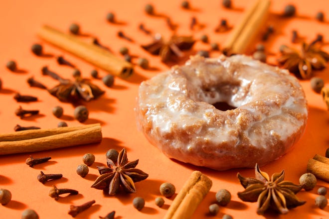 DITANGGUNG HINGGA SENIN, 12 AGUSTUS PUKUL 12:01 AM: Donat Kue Rempah Labu dan Latte Rempah Labu kini tersedia di Krispy Kreme. Donat ini juga akan tersedia di pengecer tertentu dalam kemasan isi 6.