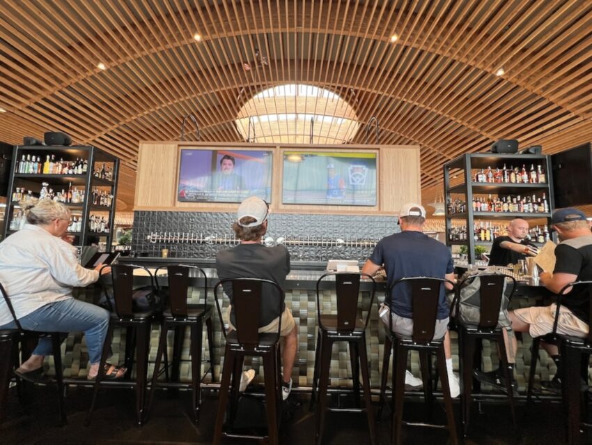 Loyal Legion Beer Hall dibanjiri pemandangan — dan minuman serta perbekalan — di terminal utama PDX yang baru