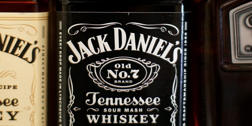 Seorang mantan budak mengajari Jack Daniel cara membuat wiski. Kini perusahaannya menarik diri dari DEI.