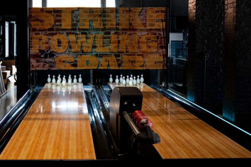 Bar Kalamazoo baru siap dibuka dengan bowling duckpin dan dinding untuk menuang bir Anda sendiri