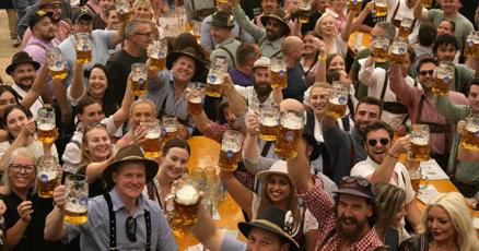 Bir dan kegembiraan mengalir di Oktoberfest ke-189 di Munich