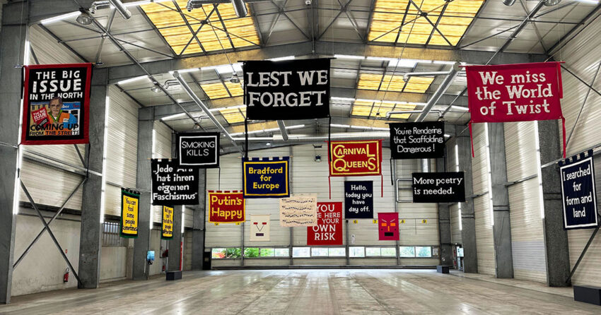 karya berskala besar oleh Jeremy Deller, Oliver Beer, dan banyak lagi, dipamerkan di Biennale de Lyon