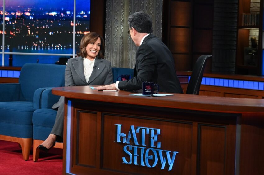 Kamala Harris Minum Bir Bersama Stephen Colbert Dalam Penampilan 'Late Show'; Wakil Presiden Mengatakan Donald Trump “Dimainkan” Oleh Diktator – Tonton Klip