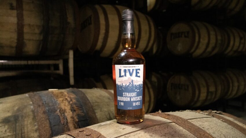 Tom dan Huck Distillers meluncurkan LIVE Straight Bourbon Whiskey, memadukan semangat terbaik dengan budaya musik